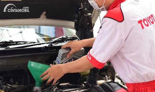 cara mengganti oli mobil